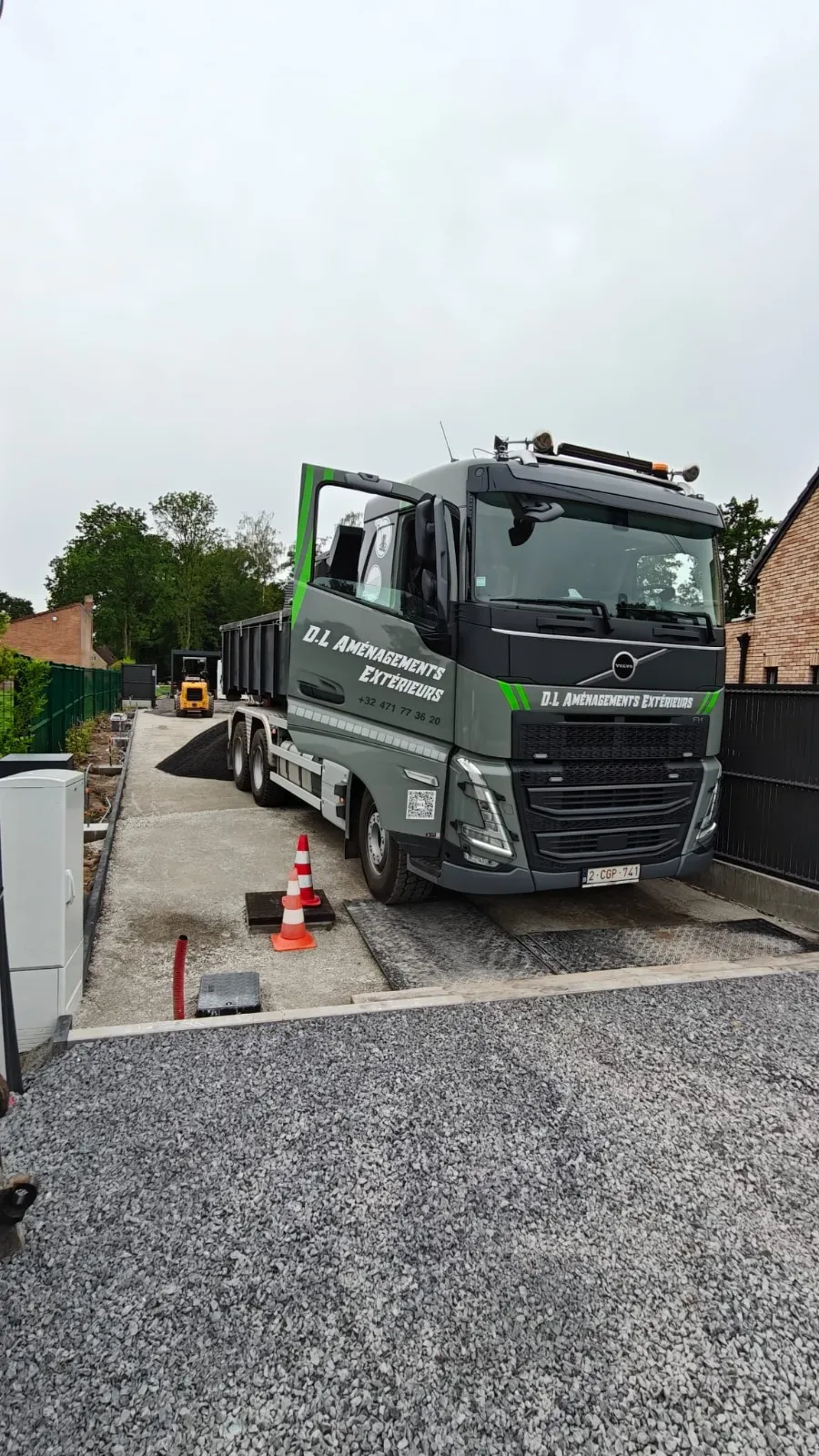 Camion D.L Aménagements Extérieurs devant un chantier en cours